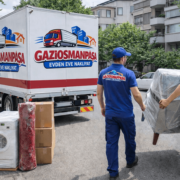 Parça eşyaları tek tek güvenle taşır.